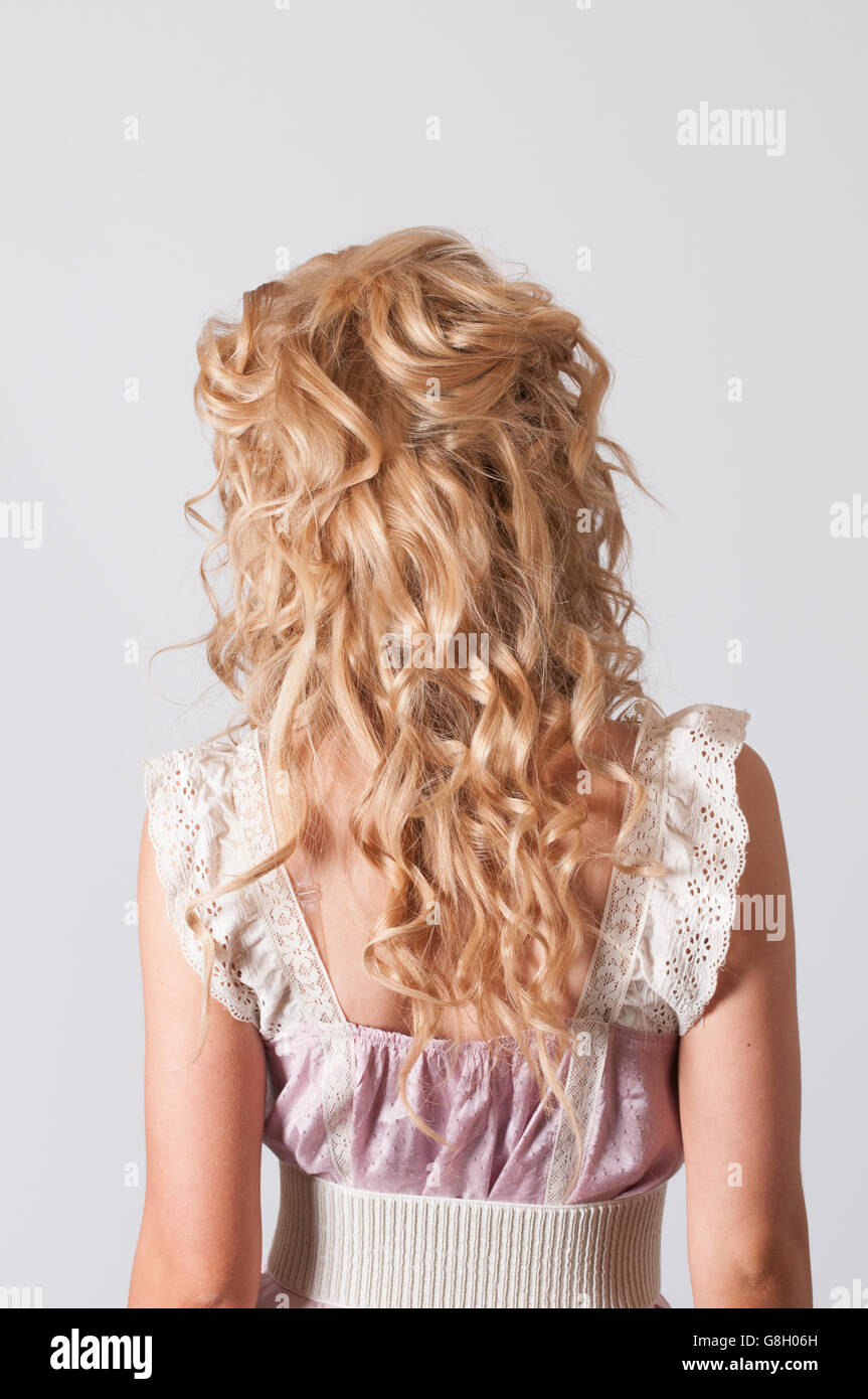 Vista posteriore di una donna con una parentesi capelli biondi Foto Stock