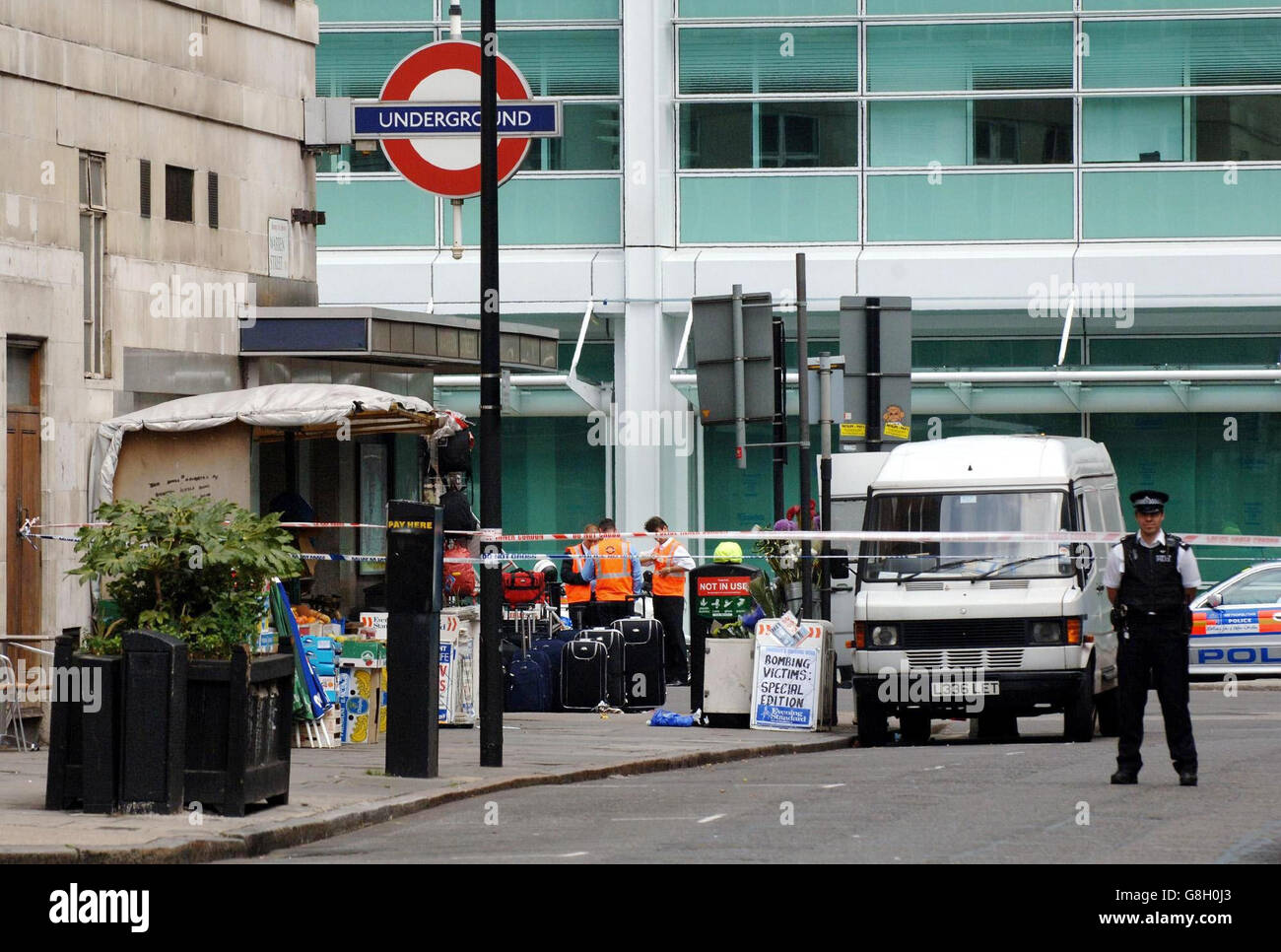 Sigillo della polizia fuori dalla zona intorno alla stazione della metropolitana di Warren Street. Il personale dei servizi di emergenza sta frequentando tre diverse stazioni della metropolitana a Londra a seguito di 'incidenti', ha detto la polizia. Foto Stock