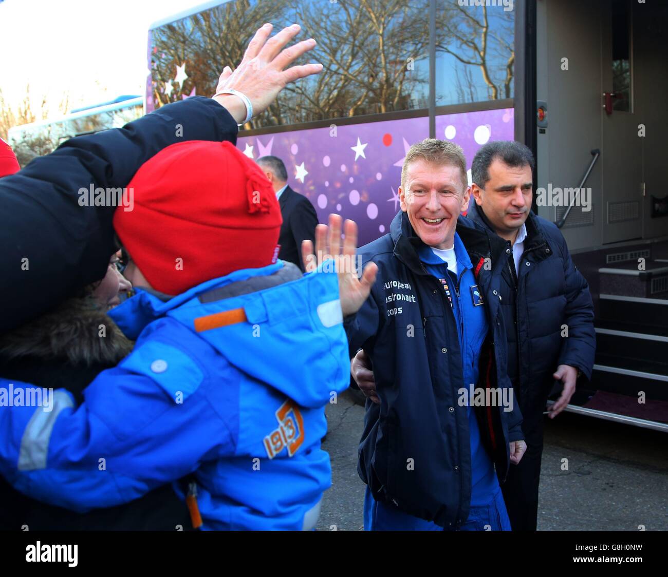 L'astronauta britannico Tim Peake lascia il Cosmonaut Hotel a Baikonur, Kazakhstan, prima del lancio di oggi alla Stazione spaziale Internazionale. Foto Stock