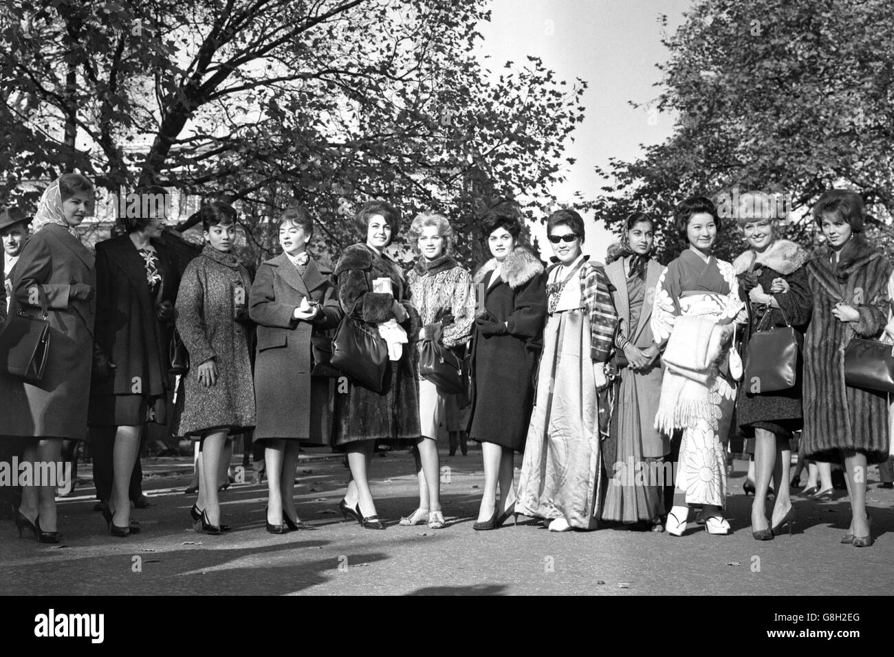 Miss World 1961 - Londra. Miss mondo contestants fuori Clarence House, dove ieri la principessa Margaret ha dato alla luce un bambino ragazzo. Foto Stock