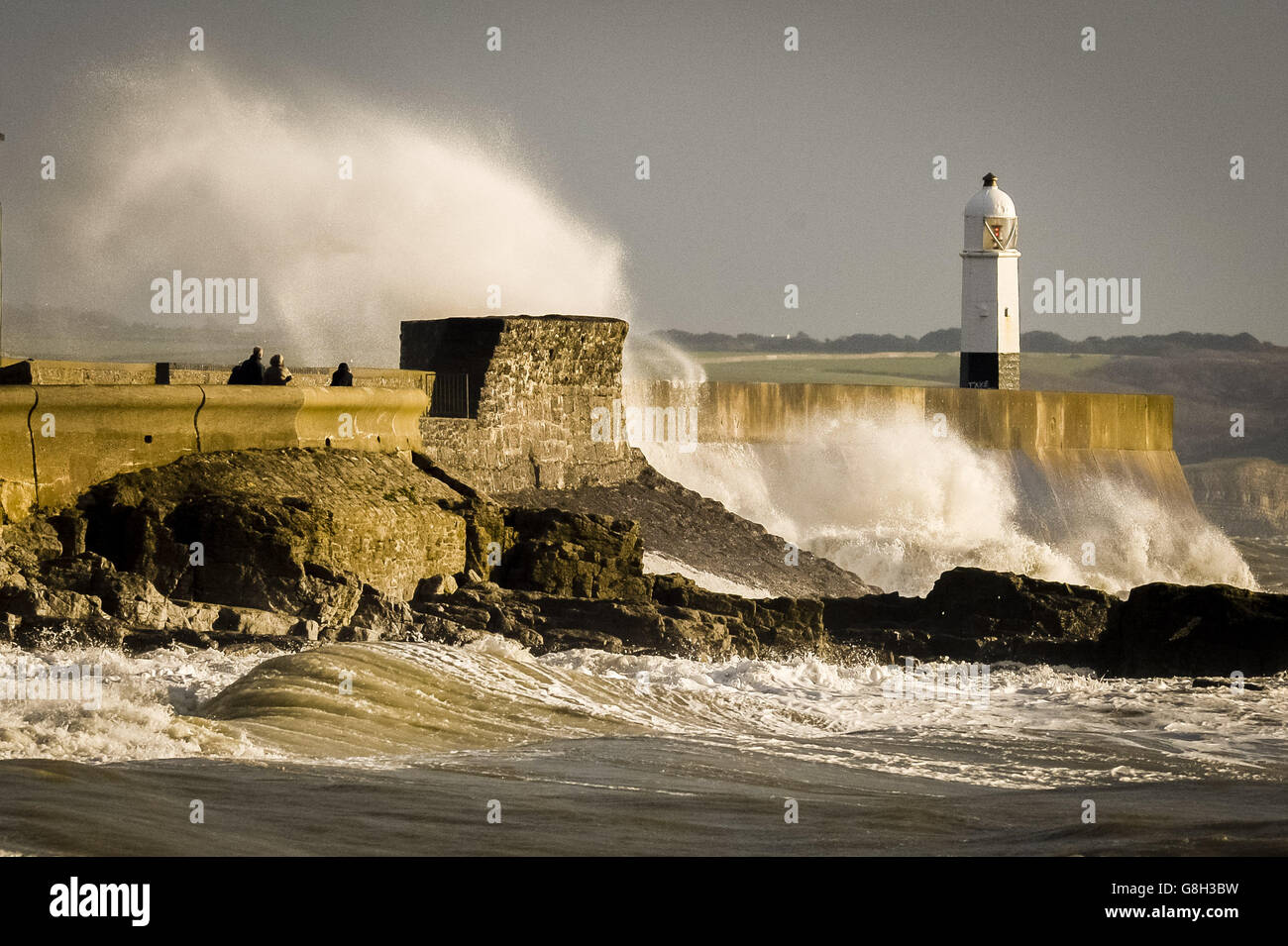 Infrangere le onde a Porthcawl, Galles, mentre il clima inestagabilmente mite continua in tutto il Regno Unito. Foto Stock