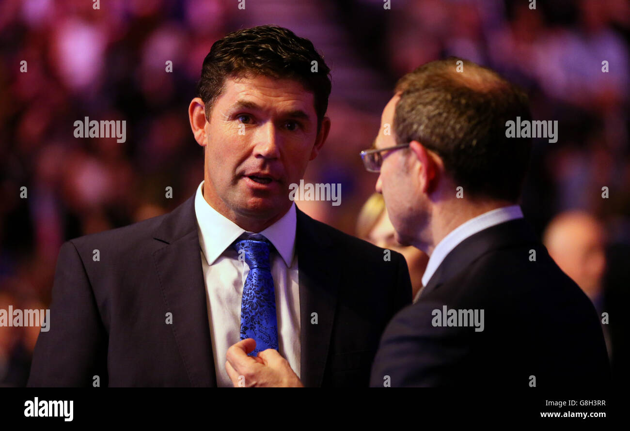 Padraig Harrington parla a Martin o'Neill prima della personalità sportiva dell'anno 2015 alla SSE Arena di Belfast. Foto Stock