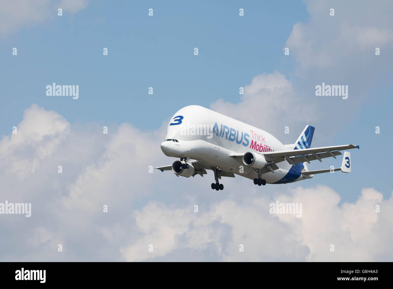 Amburgo, Germania - 27 Giugno 2016: Un Beluga Supertransporter atterraggio all'impianto di Airbus di Amburgo Finkenwerder Foto Stock