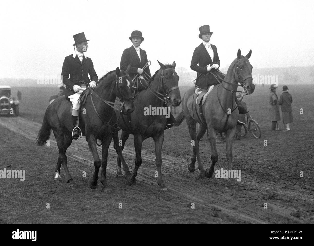 Il Duca di York con gli amici al Household Cavallry Point-toPoint Meeting, che si è tenuto nel Pytchley Hunt Country a Kelmarsh. Foto Stock