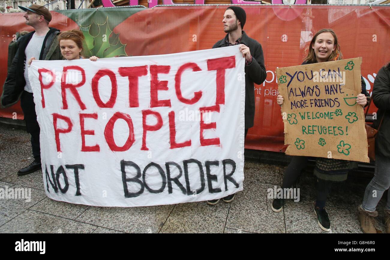 Si tiene una contromdimostrazione a favore dei rifugiati mentre un gruppo chiamato coalizione protestante tiene una protesta contro i rifugiati nel centro di Belfast. Foto Stock