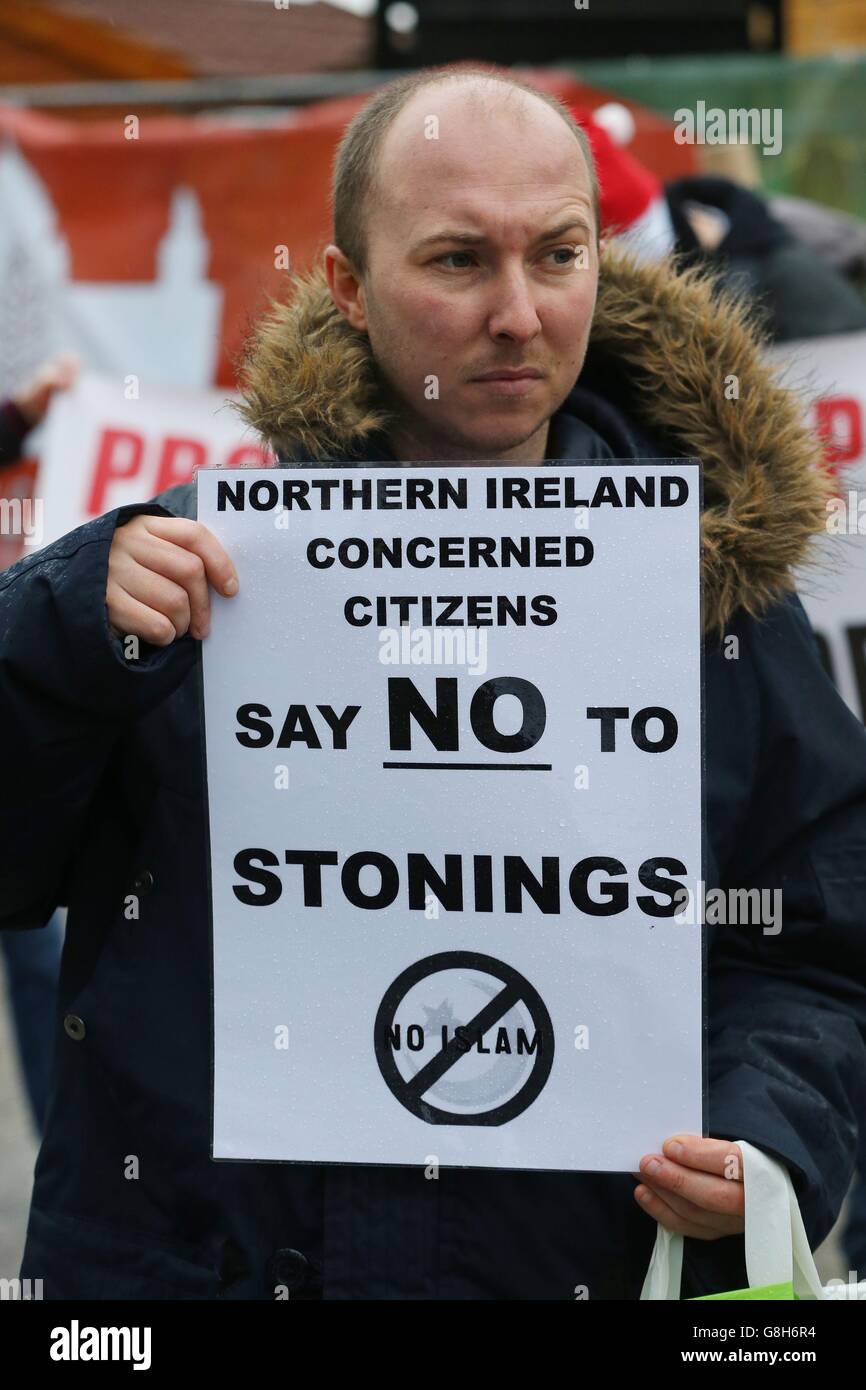 Un gruppo chiamato coalizione protestante tiene una protesta contro i rifugiati nel centro di Belfast. Foto Stock