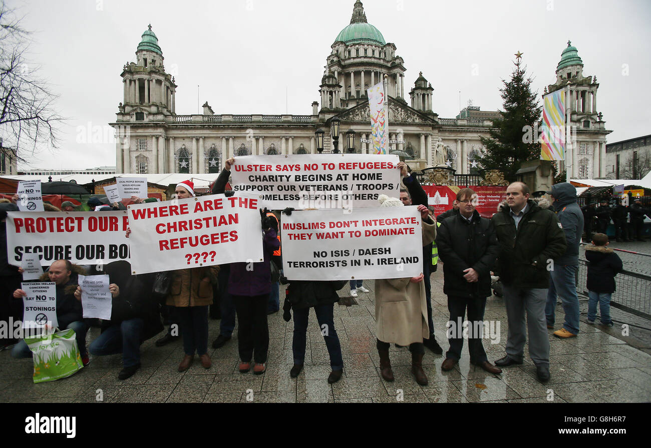 Un gruppo chiamato coalizione protestante tiene una protesta contro i rifugiati nel centro di Belfast. Foto Stock