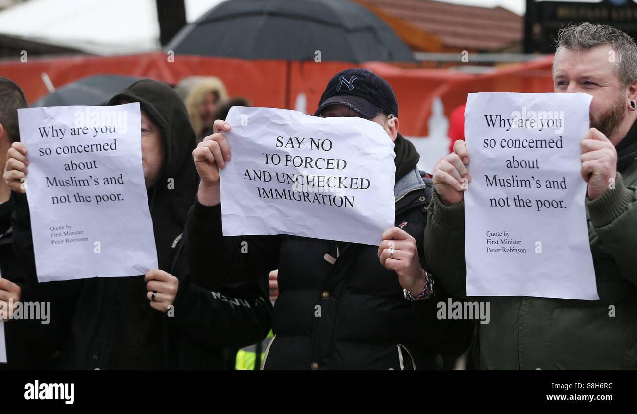 Un gruppo chiamato coalizione protestante tiene una protesta contro i rifugiati nel centro di Belfast. Foto Stock