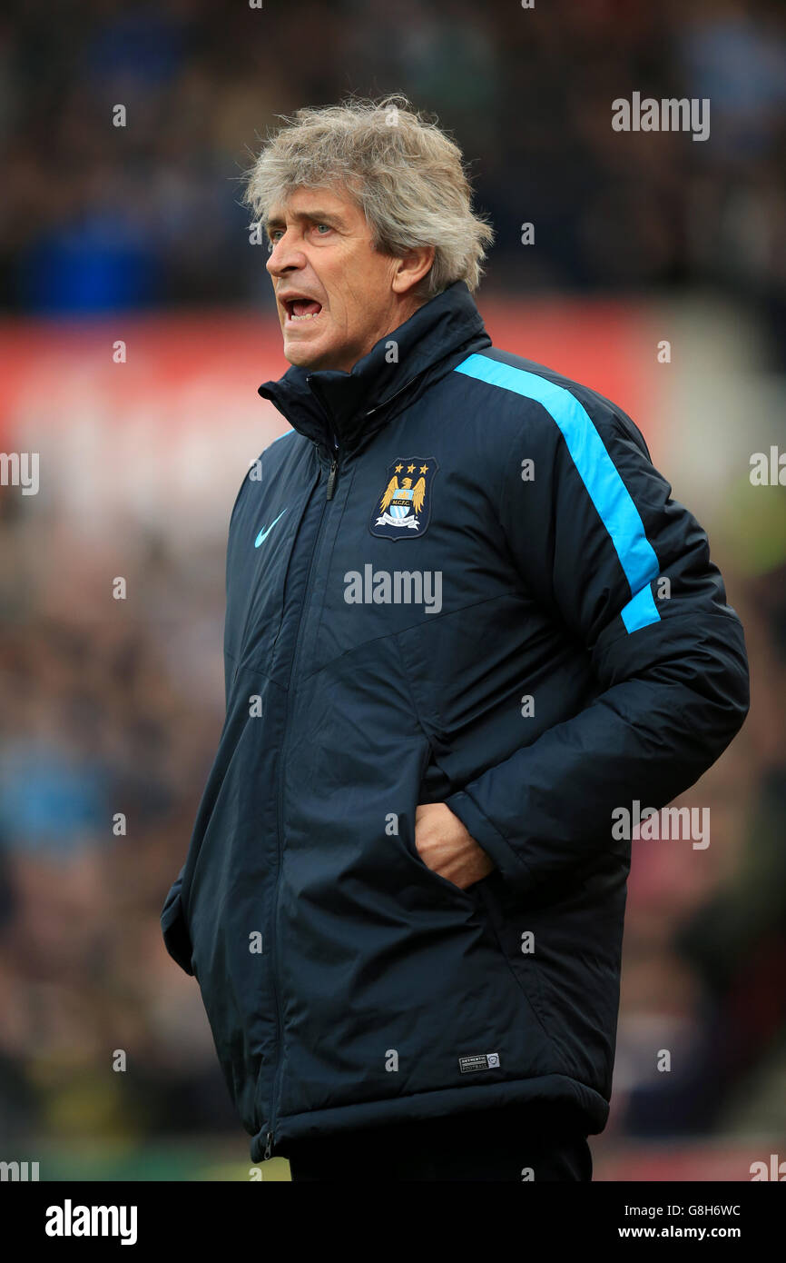 Il manager della città di Manchester Manuel Pellegrini reagisce in linea di contatto durante la partita Barclays Premier League allo stadio Britannia, Stoke-on-Trent. PREMERE ASSOCIAZIONE foto. Data immagine: Sabato 5 dicembre 2015. Vedi PA storia CALCIO Stoke. Il credito fotografico dovrebbe essere: Mike Egerton/PA Wire. L'uso in-match online è limitato a 45 immagini, senza emulazione video. Nessun utilizzo nelle scommesse, nei giochi o nelle pubblicazioni di singoli club/campionati/giocatori. Foto Stock