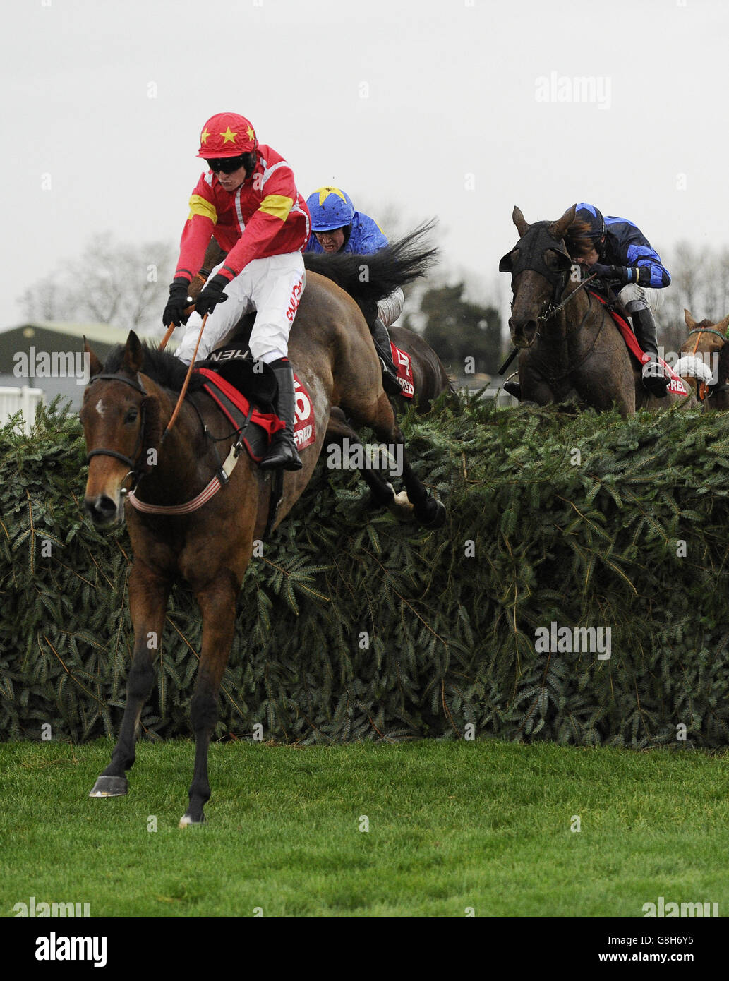Highland Lodge ed Henry Brooke saltano la recinzione finale mentre vincono il Betfred Becher Chase durante il Betfred Becher Chase Community Day all'ippodromo di Aintree. PREMERE ASSOCIAZIONE foto. Data foto: Sabato 5 dicembre 2015. Guarda la storia di PA RACING Aintree. Il credito fotografico deve essere: John Giles/PA Wire Foto Stock