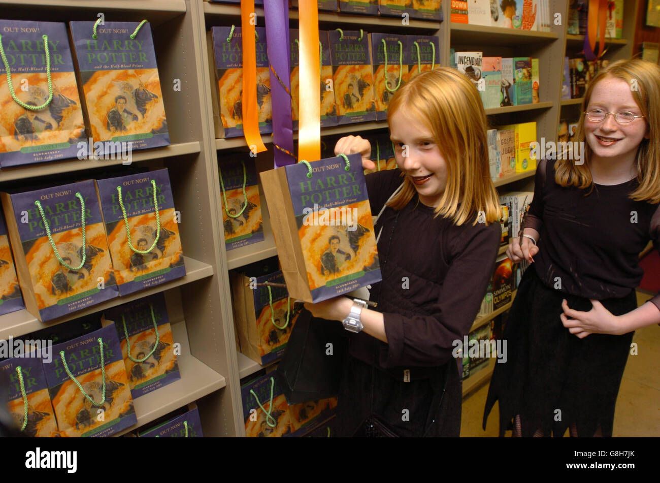 Amici Nanci o'Reilly, 11 (a sinistra), e Aoife o'Hagan, 11 (a destra), entrambi da Dublino, Prenda le loro copie del nuovo J.K. Libro di Rowling, Harry Potter ed il Principe Mezzosangue a Dubray Libri su Grafton Street. Foto Stock