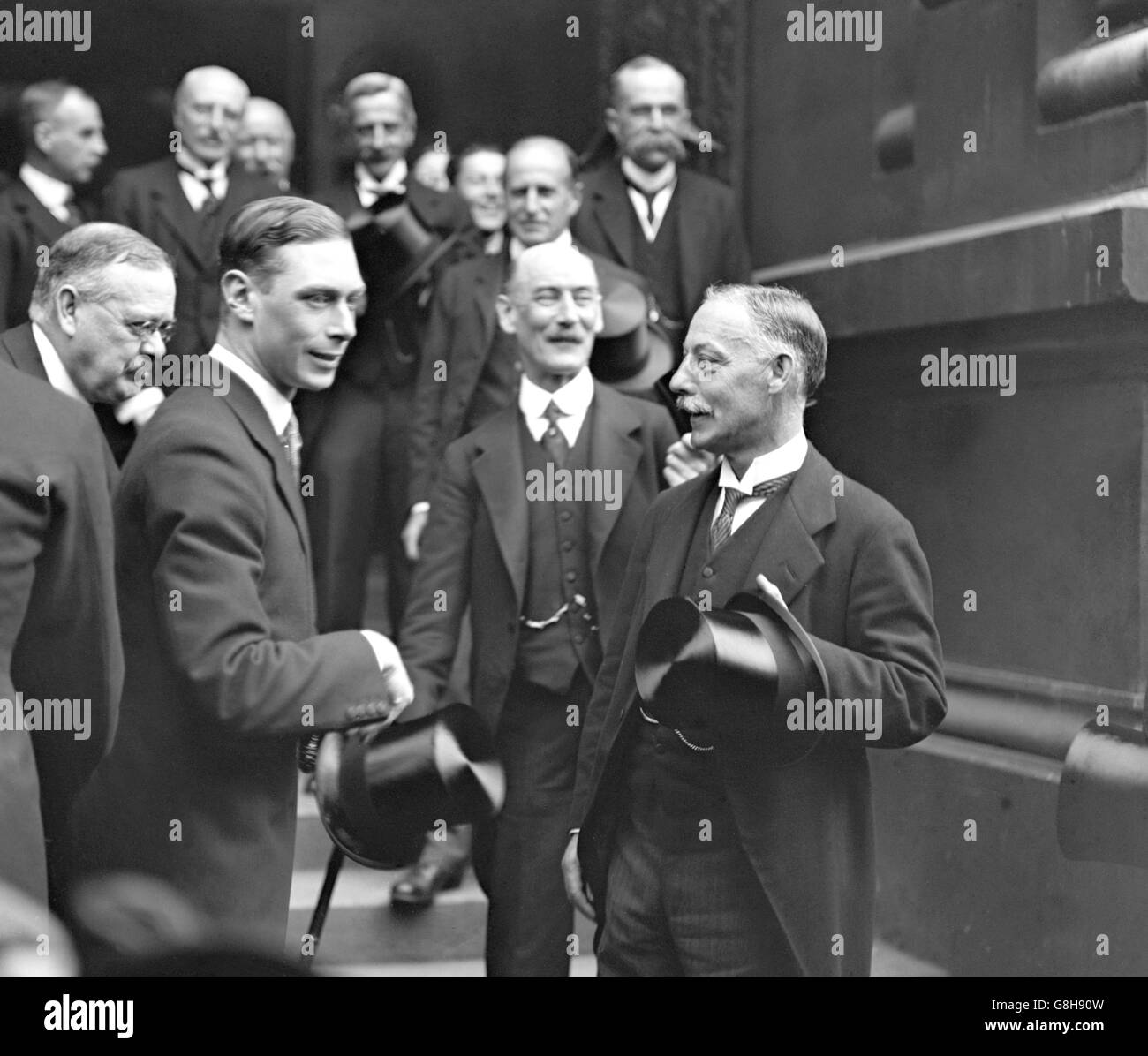 Il principe Alberto scuote le mani con i membri alla sua partenza da Lloyds. Foto Stock