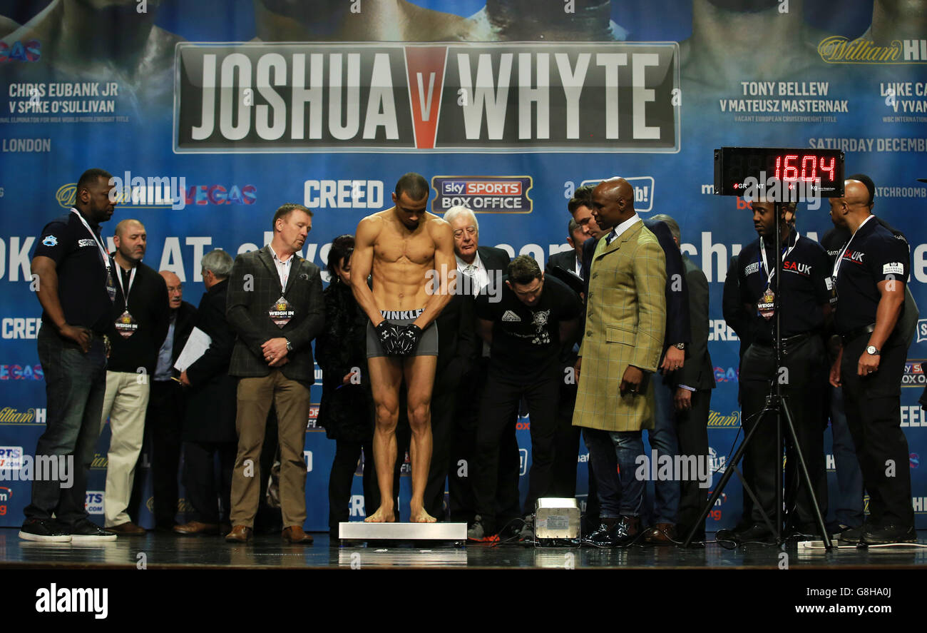 Anthony Joshua v Dillian Whyte Weigh-in - Indigo alla O2. Chris Eubank Jnr pesa per la sua lotta contro Spike o'Sullivan durante il pesato a Indigo alla O2, Londra. Foto Stock