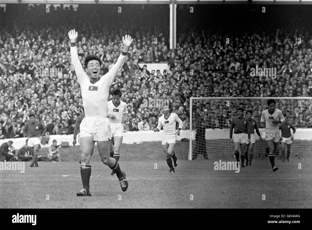 Calcio - Coppa del mondo Inghilterra 1966 - Quarter Final - Portogallo / Corea del Nord - Goodison Park. Un giocatore della Corea del Nord festeggia dopo che il suo lato ha segnato il suo secondo gol per andare 2-0 in su Foto Stock