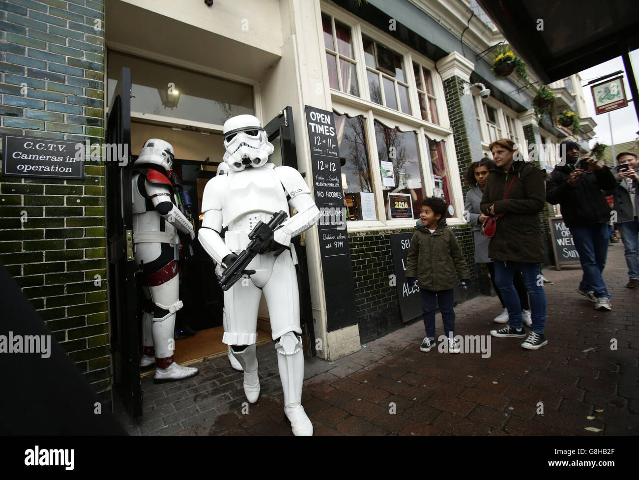 Gli attori vestiti come Stormtroopers lasciano le armi Heathcote su Grove Green Road a Leytonstone, Londra orientale, per la presentazione di una targa blu Waltham Forest per celebrare la vita dell'artista di make-up Stuart Freeborn, che ha lavorato sui film di Star Wars e creato i personaggi di Chewbacca e Yoda. Foto Stock