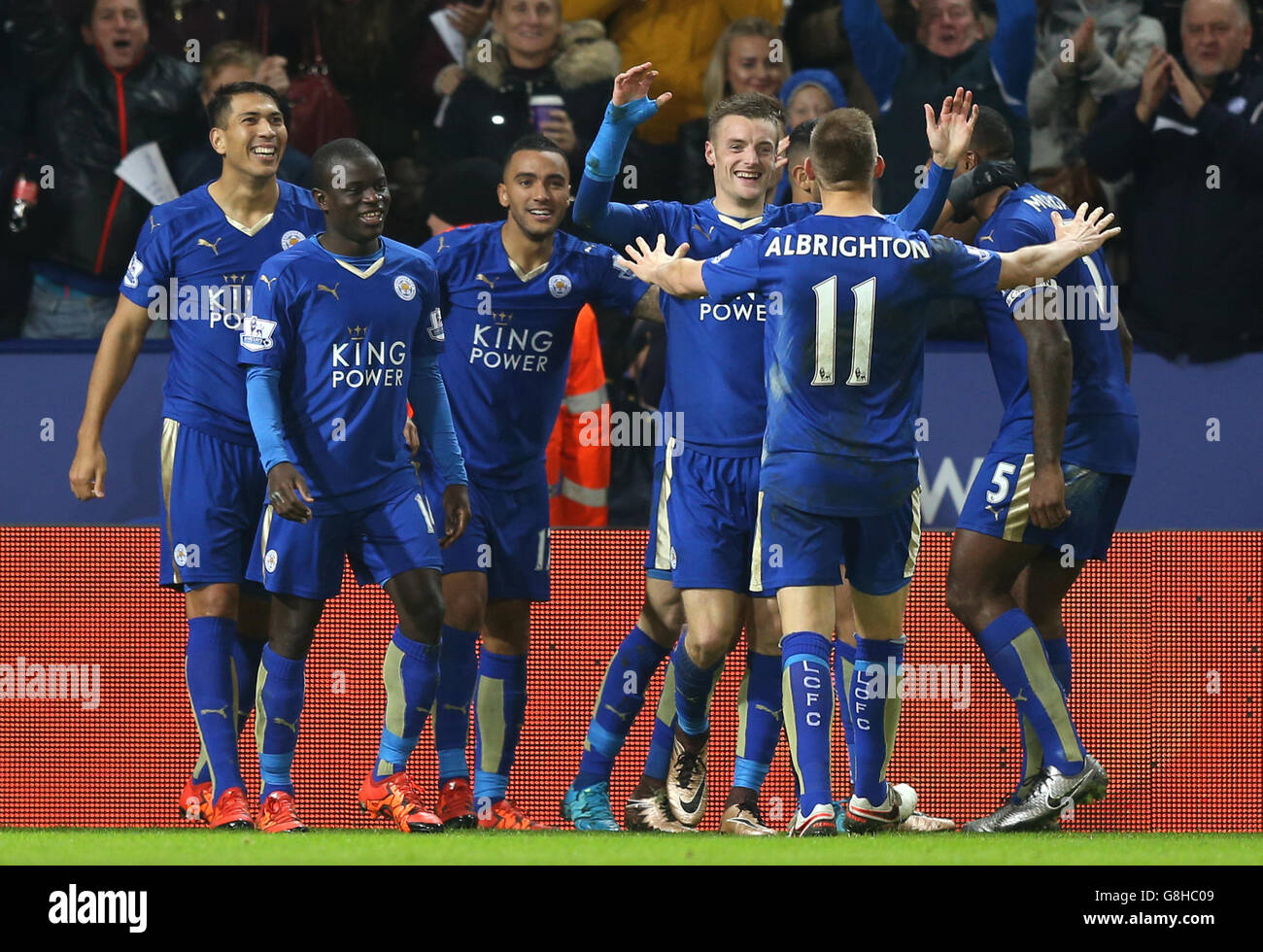 I giocatori di Leicester City festeggiano dopo che Riyad Mahrez ha ottenuto il secondo gol del suo fianco durante la partita della Barclays Premier League al King Power Stadium di Leicester. Foto Stock