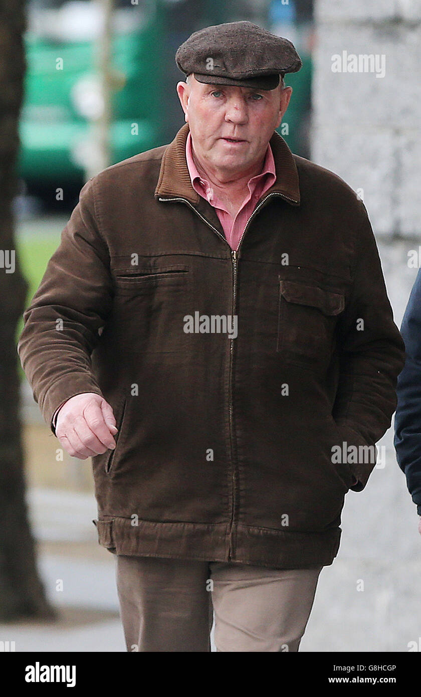 Thomas 'Slab' Murphy, che possiede una fattoria a Co Louth, a cavallo del confine con l'Irlanda del Nord, arriva al Tribunale penale speciale non giudicante di Dublino, dove ha dichiarato di non essere colpevole di nove reati fiscali nella Repubblica d'Irlanda. Foto Stock