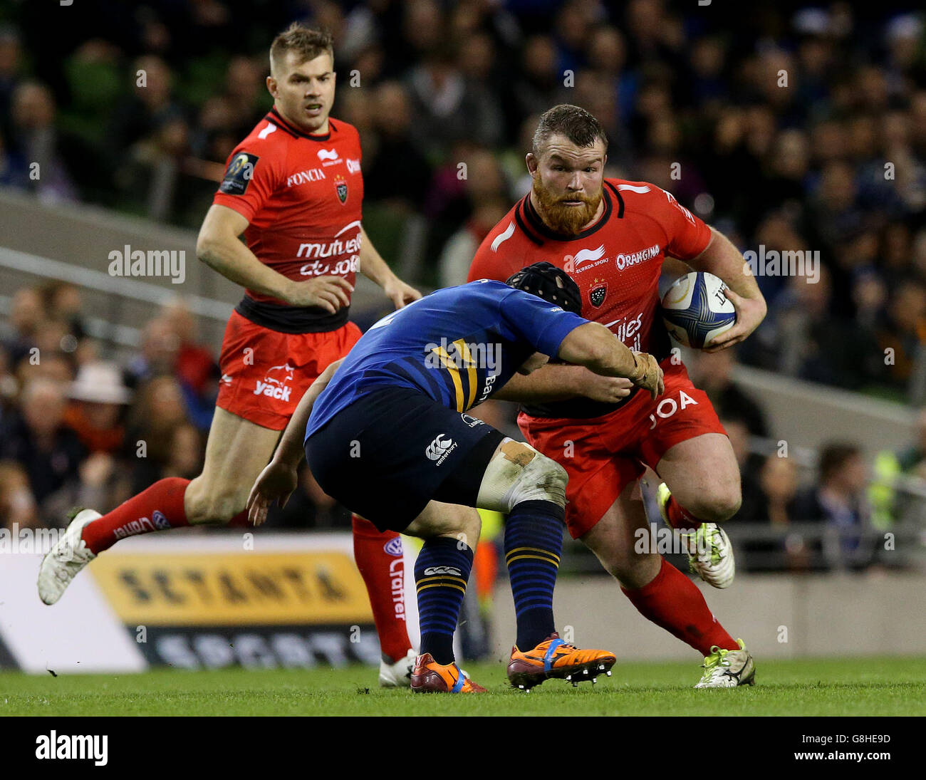 Leinster / Tolone - Coppa dei campioni europei - Stadio Aviva. Matt Stevens di Tolone (a destra) è affrontato da Richardt Strauss di Leinster durante la partita della European Champions Cup all'Aviva Stadium di Dublino. Foto Stock