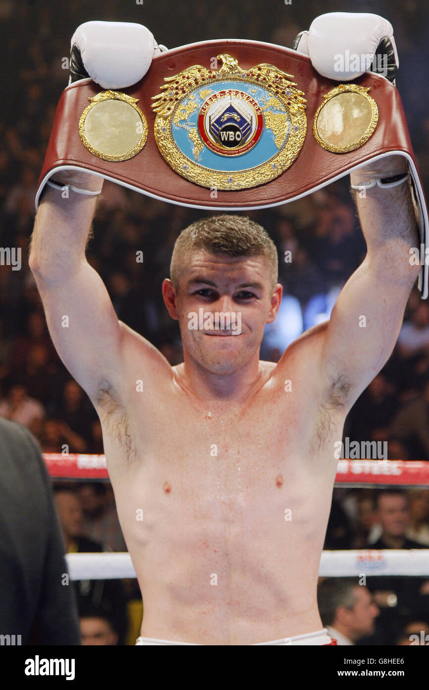 Liam Smith celebra la vittoria della sua partita WBO World Super-Welterweight Championship alla Manchester Arena. Foto Stock