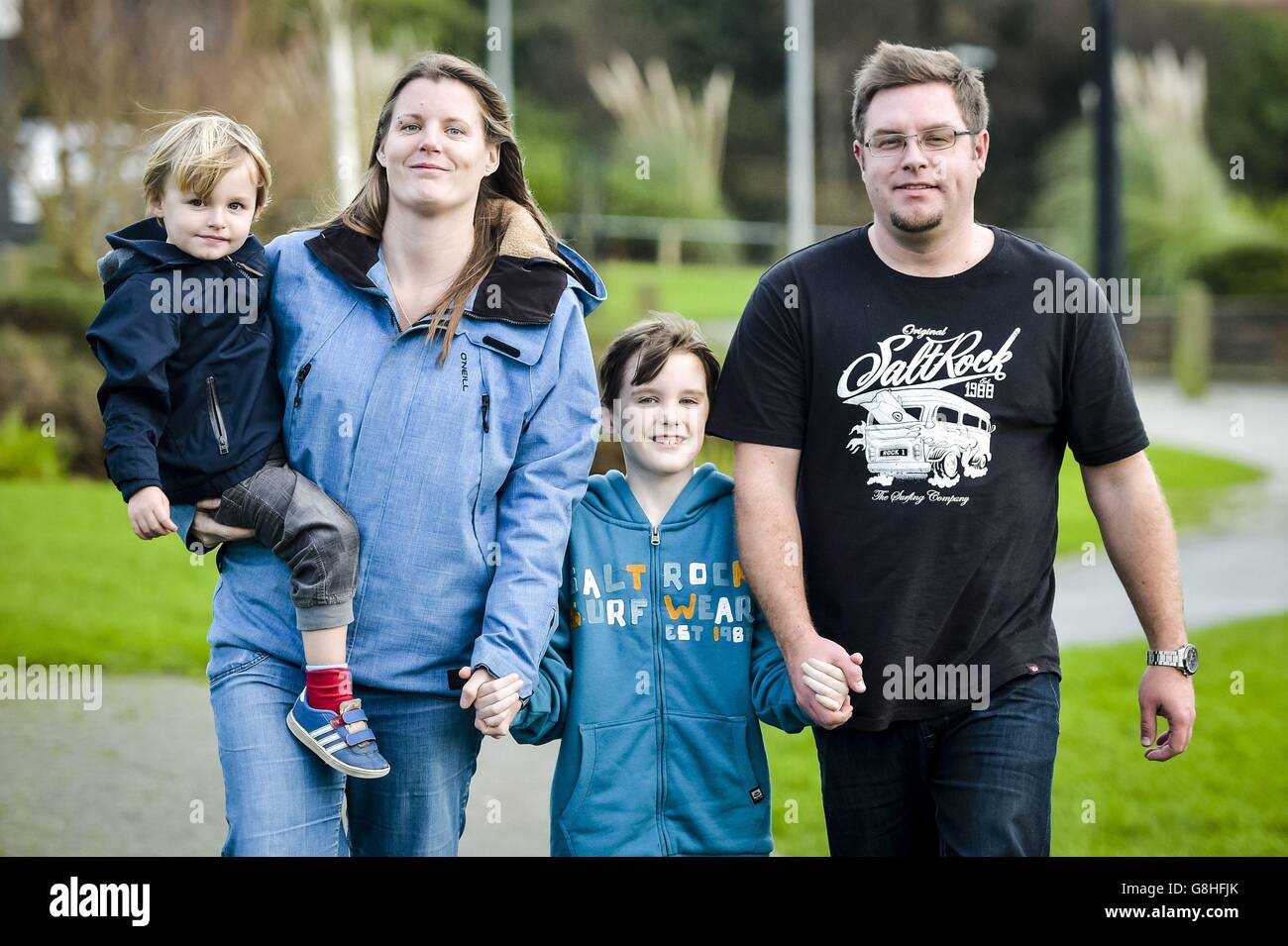Nathan Crawford, 9, seconda destra, con il fratello minore Ned Alison, madre Donna Hunt e il padre steppo Jonathan Alison vicino alla loro casa a Bude, Cornovaglia. L'età di nove anni con un tumore cerebrale è diventato il primo nel Regno Unito ad avere tessuto testicolare congelato con la speranza di poter avere bambini più tardi nella vita. Foto Stock