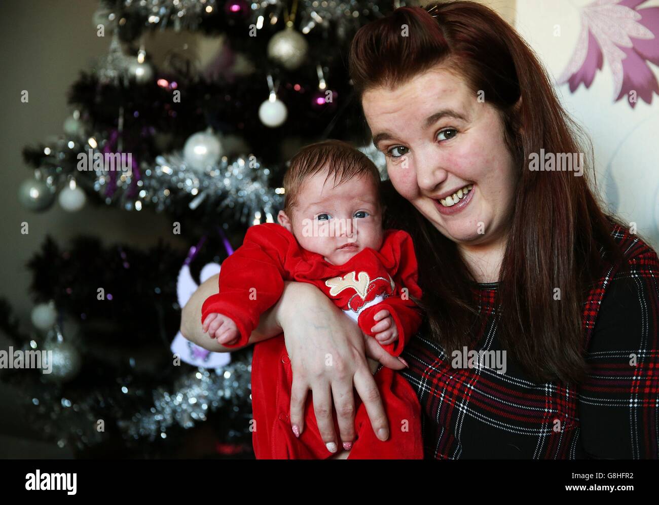 Alana Hall con suo figlio Lewis a casa loro a Dundonald a Belfast. Il tot prematuro è nato in agosto - 11 settimane prima - pesando meno di un sacchetto di zucchero. 08/12/15 Foto Stock