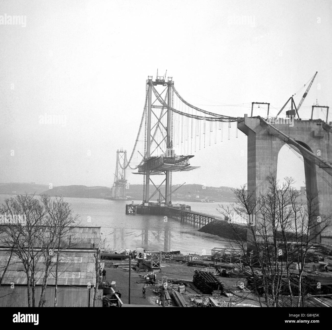 Il nuovo Forth Road Bridge, raffigurato dal lato sud, è ora nella sua terza e ultima fase di costruzione. Il maltempo ha tenuto i lavori sul ponte, il quarto ponte sospeso più grande del mondo e il più grande d'Europa, e potrebbe non essere completato fino alla metà del 1964. Foto Stock