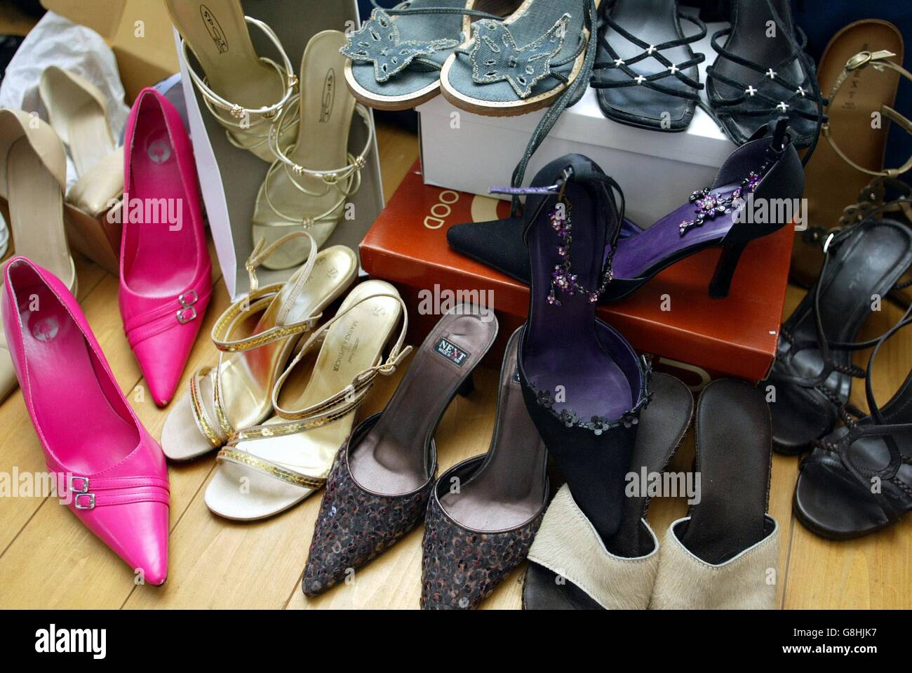 Donna che indossa scarpe. 31,000 sulle scarpe durante la sua vita, la ricerca ha dichiarato. Foto Stock