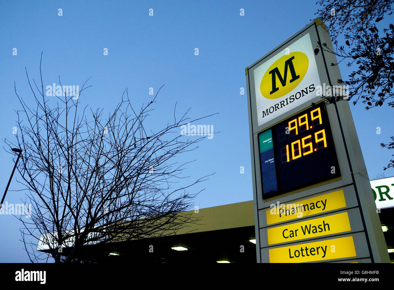 Morrison's a Whitley Bay, dove la benzina è scesa sotto un &libbra;1. Asda e Morrisons hanno entrambi tagliato il costo della benzina a meno di &libbra;1 un litro, aumentando la posta in gioco nella guerra dei prezzi di Natale. Foto Stock