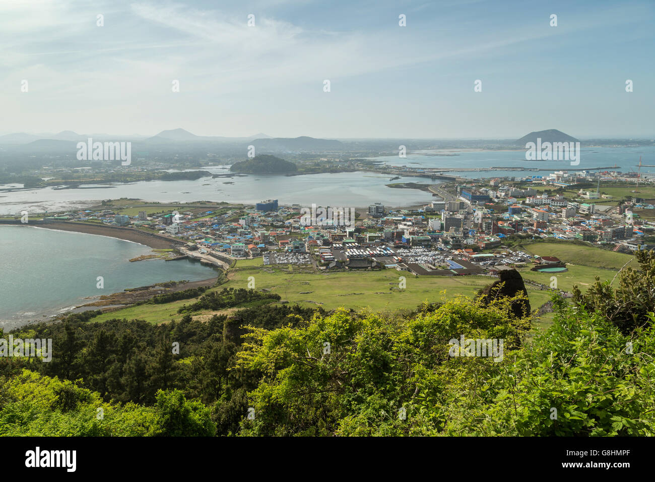 Vista di Seongsan-ri città da Seongsan Ilchulbong sul picco di Jeju Island nella Corea del Sud. Foto Stock