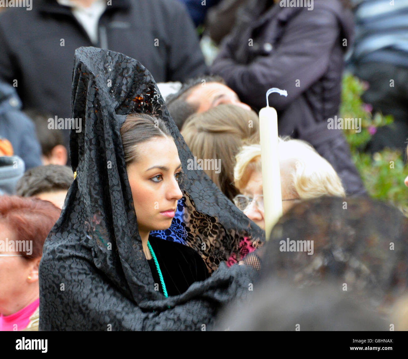 GRANADA, Spagna - 6 aprile: Femmina partecipante nella processione di Pasqua il 6 aprile 2012 a Granada, Spagna. La donna porta la trad Foto Stock