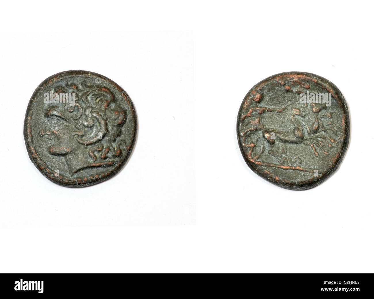 Il greco antico moneta su uno sfondo bianco. Alessandro il Grande e Apollo con il carro del sole Foto Stock