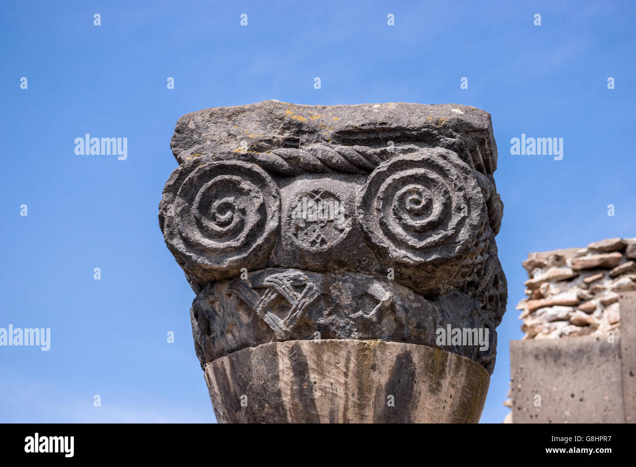 Capitale di una colonna dalla cattedrale di Zvartnots (VII secolo) con monogramma del Catholicos Nerses "builder" Foto Stock