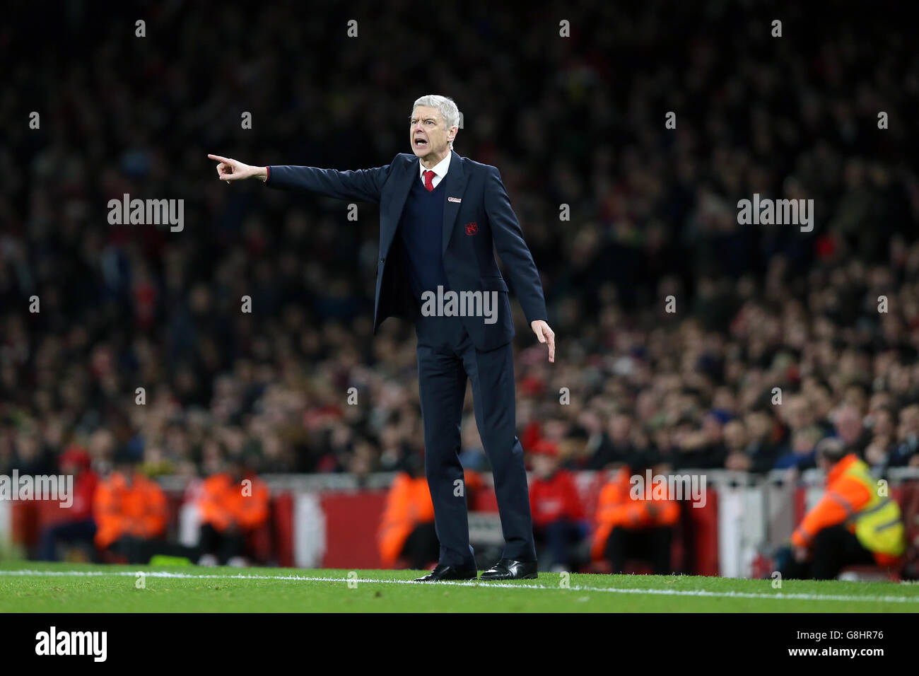 Arsenal / Manchester City - Barclays Premier League - Emirates Stadium. Il manager dell'Arsenal, Arsene Wenger, urla dalla linea di contatto durante la partita della Premier League all'Emirates Stadium di Londra. Foto Stock