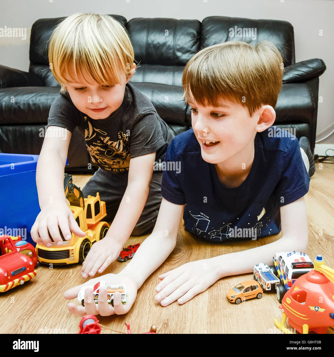 Nathan Crawford, a destra, gioca con il fratello minore Ned Alison nella loro casa a Bude, Cornovaglia, mentre l'età di nove anni con un tumore cerebrale è diventato il primo nel Regno Unito ad avere tessuto testicolare congelato con la speranza che possa avere bambini più tardi nella vita. Foto Stock