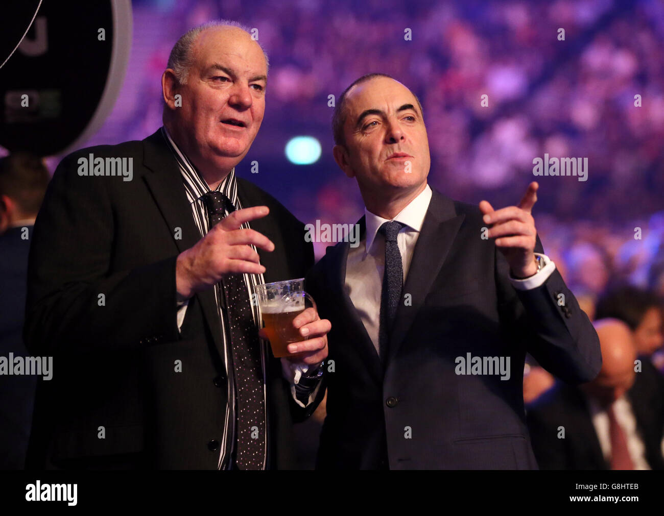 James Nesbitt (a destra) durante la personalità sportiva dell'anno 2015 alla SSE Arena di Belfast. Foto Stock