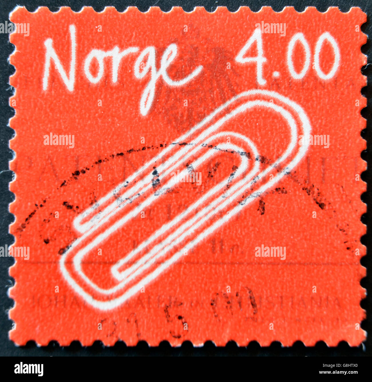Norvegia - circa 1999: un timbro stampato in Norvegia in onore di invenzioni norvegesi, autoadesiva graffetta (Johan Vaaler), circa 19 Foto Stock