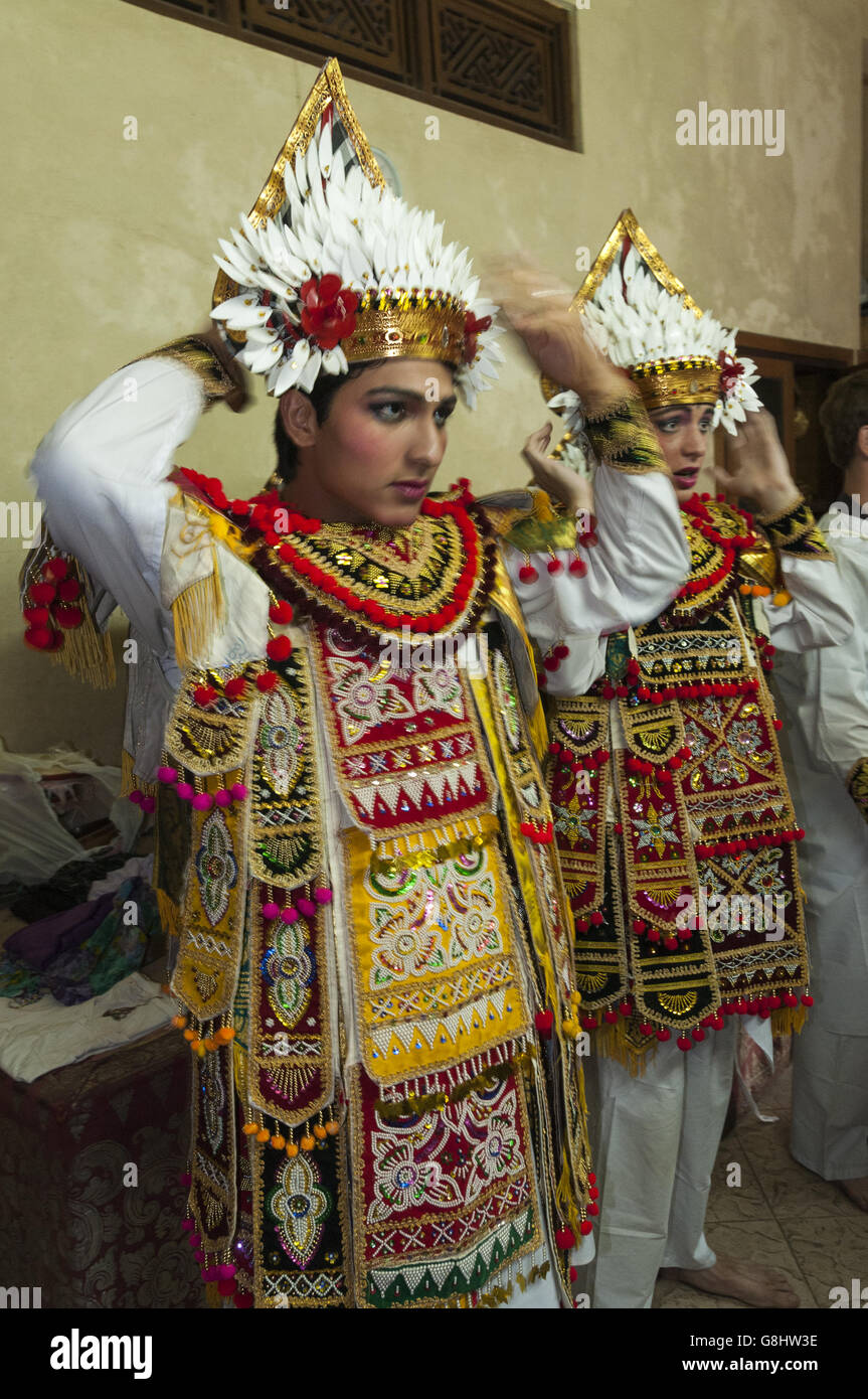 Elk220-3294v Indonesia Bali Ubud, Bali arte gruppo Progetto medicazione per spettacolo di danza tradizionale Foto Stock