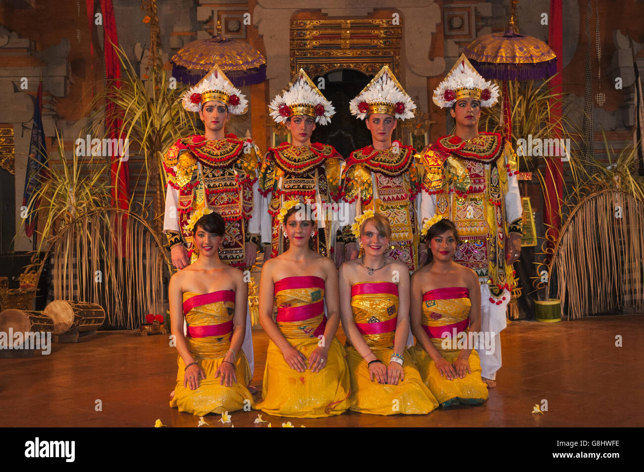 Elk220-3335 Indonesia Bali Ubud, Bali Arte progetto gruppo nella danza Balinese costumi Foto Stock