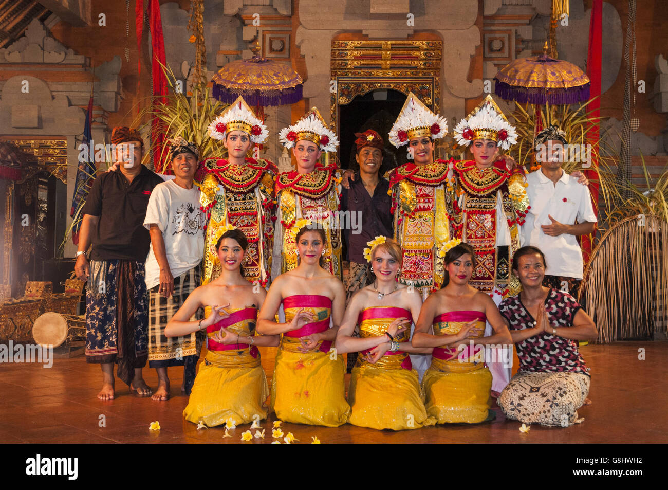 Elk220-3338 Indonesia Bali Ubud, Bali Arte progetto gruppo nella danza Balinese costumi Foto Stock