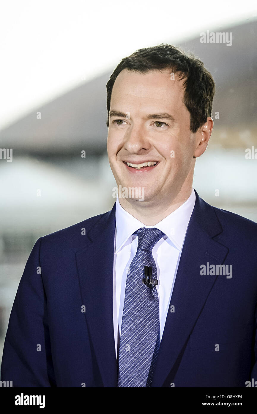 Il Cancelliere dello scacchiere George Osborne parla all'hotel St David, Cardiff Bay, durante la sua visita a Cardiff in Galles. Foto Stock