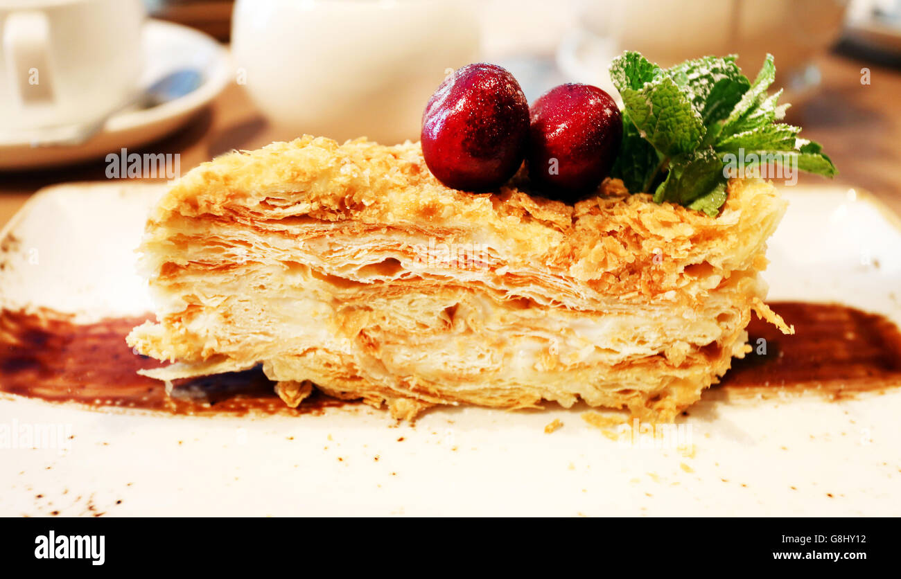 Grande pezzo di torta deliziosa Foto Stock