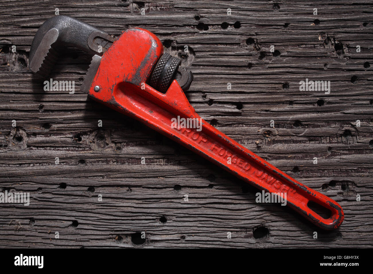 Chiave a tubo sul compensato a spiovente Foto Stock