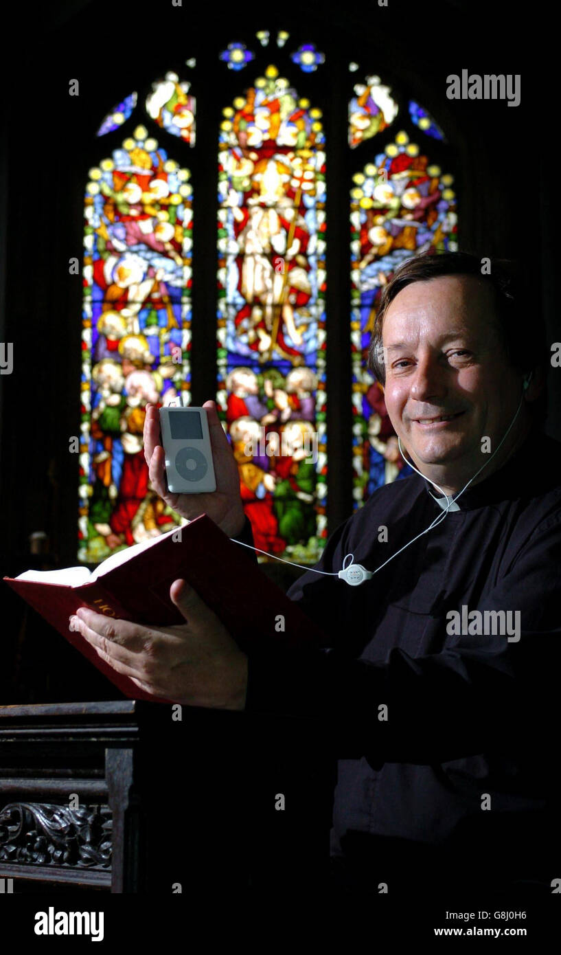 Revd Leonard Payne, vicario della chiesa di San Nicola, che è stato sopraffatto alla richiesta dei suoi sermoni dopo averli postati sul sito web del negozio Apple iTune. Più di 2,000 persone avevano scaricato uno dei suoi sermoni per ascoltarlo sui loro iPod. Foto Stock