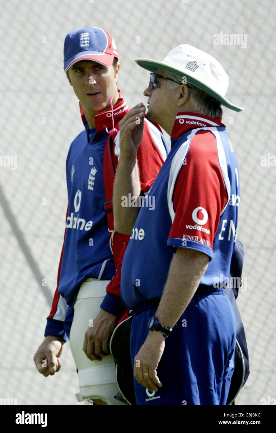 Il capitano dell'Inghilterra Michael Vaughan (L) parla con l'allenatore Duncan Fletcher. Foto Stock