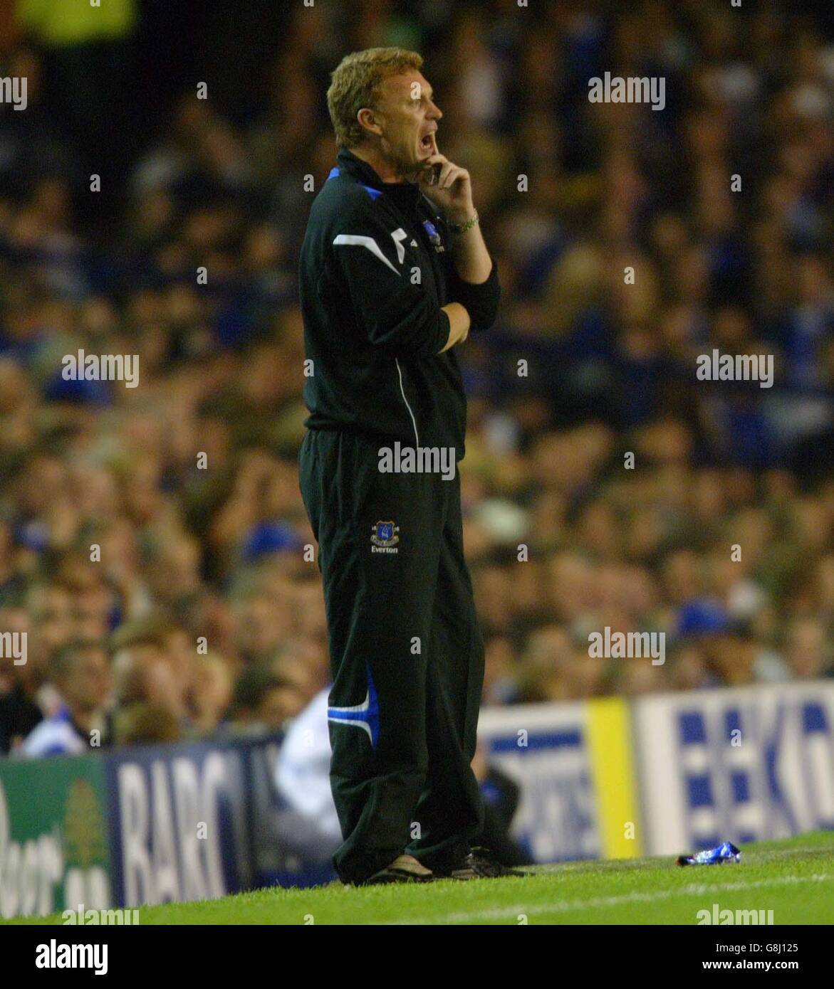 Calcio - UEFA Champions League - terzo turno di qualificazione - prima tappa - Everton v Villarreal - Goodison Park. David Moyes, il manager di Everton, cerca di gridare al suo team durante la lotta contro Villarreal Foto Stock