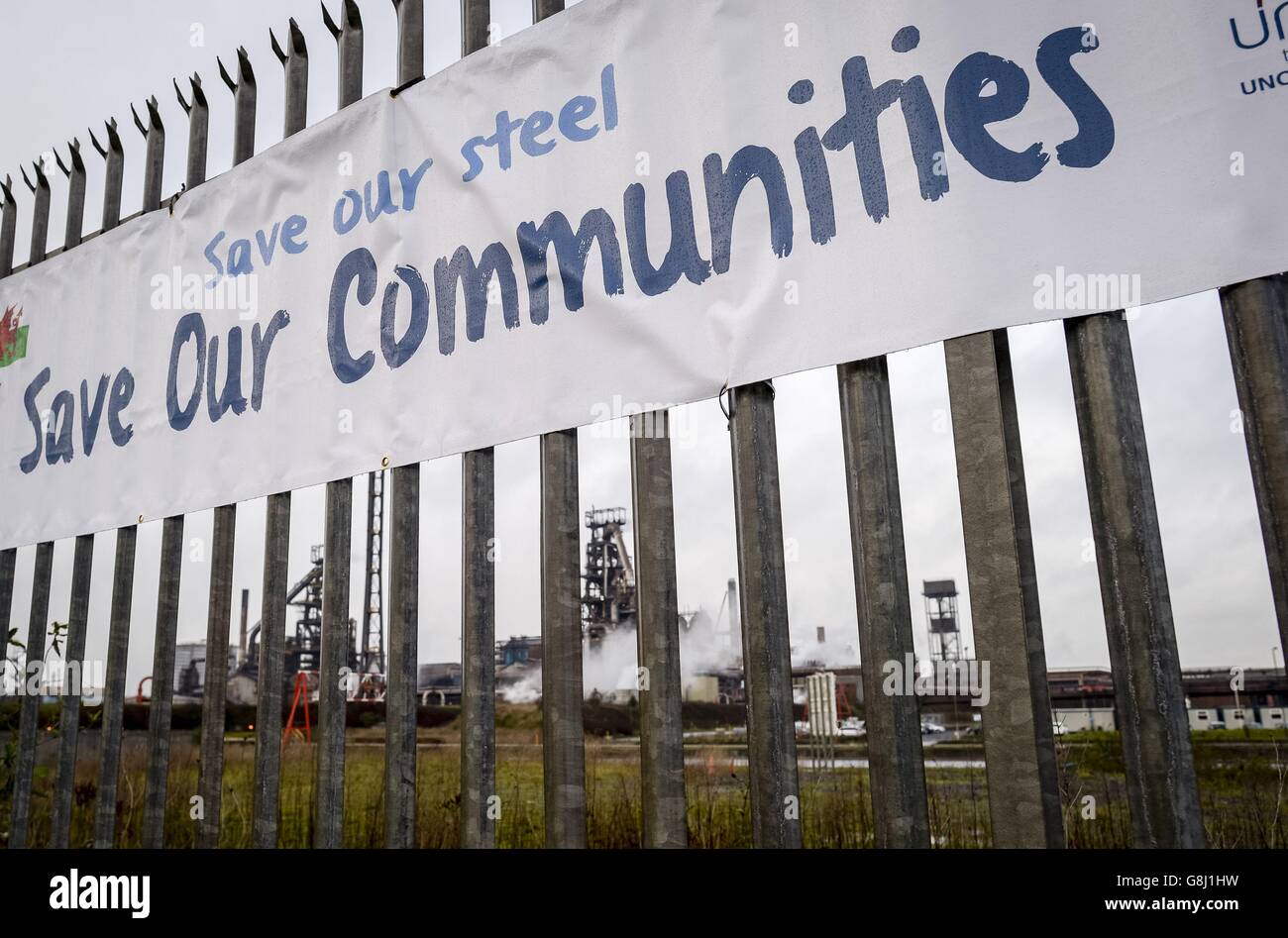 Un'insegna dell'Unione Unite sulla recinzione fuori dall'impianto siderurgico di Tata su Harbour Way, Port Talbot, in quanto Tata dovrebbe annunciare circa 1,000 tagli di posti di lavoro in impianti tra cui Port Talbot e Llanwern nel Galles del Sud, infliggendo un enorme colpo all'industria e all'economia gallese. Foto Stock