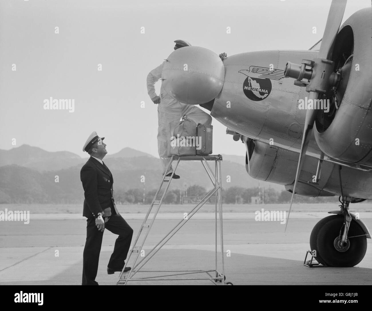 Per la quarantena dei vegetali esaminando gli ispettori in aereo Aeroporto, Glendale, California, USA, Dorothea Lange per la Farm Security Administration, Maggio 1937 Foto Stock