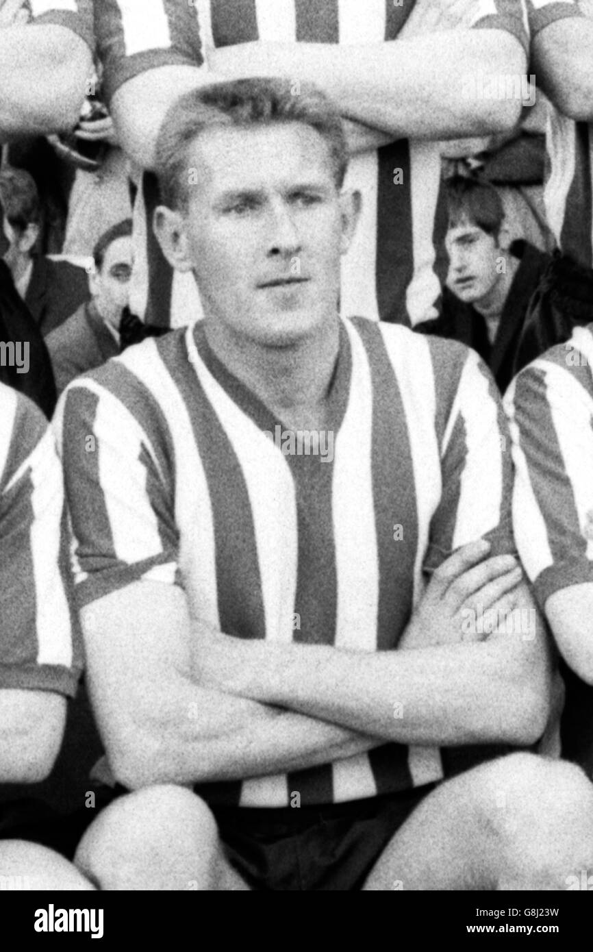 Tony Knapp - Southampton FC. Tony Knapp da una foto di gruppo del Southampton Football Club, secondi classificati nella seconda Divisione della stagione della Football League 1965-66. Foto Stock