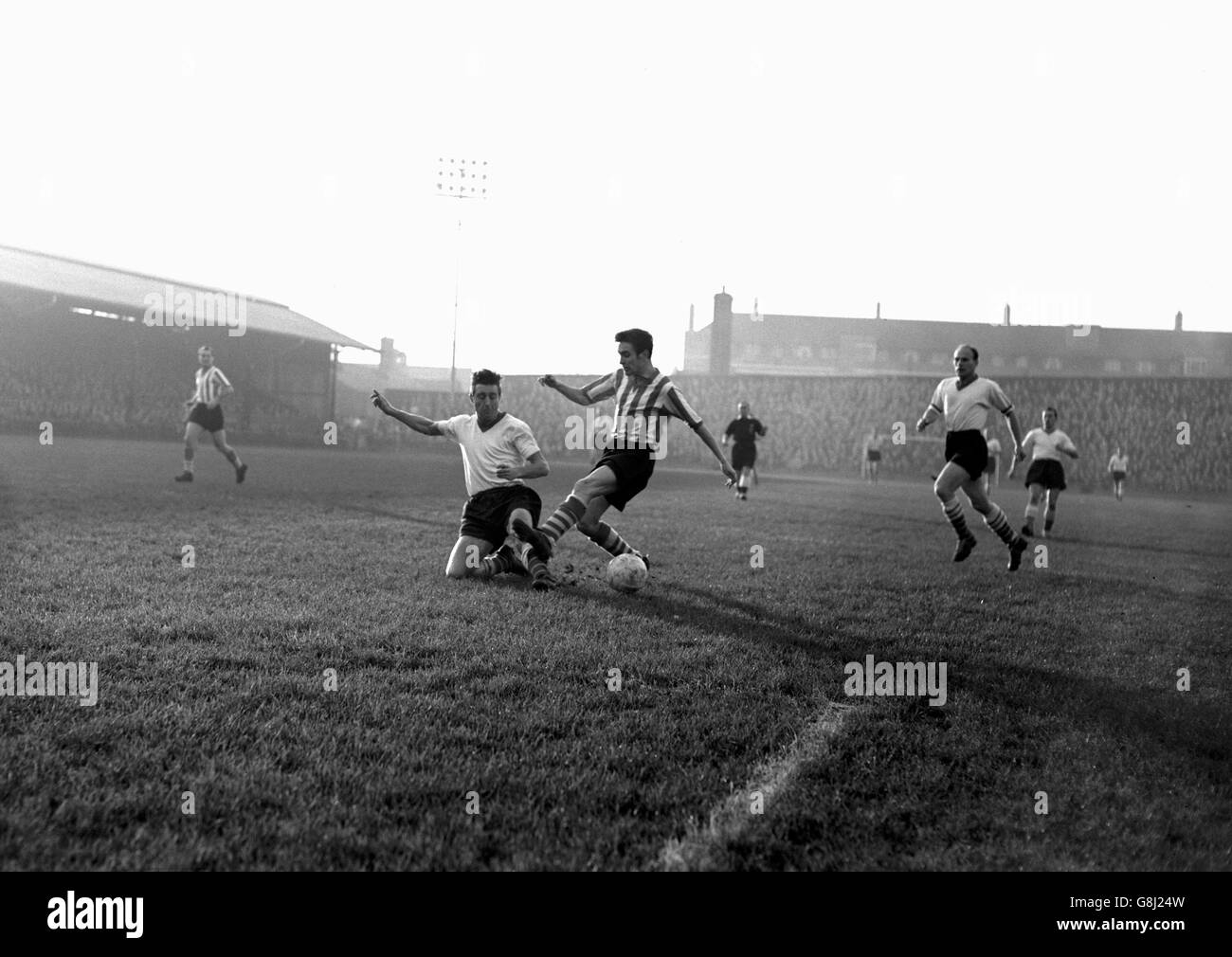 Peter Angell del Queens Park Rangers affronta John Sydenham di Southampton mentre stava per sparare in gol. Foto Stock