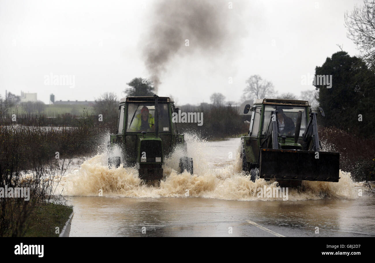 I trattori attraversano le acque alluvionali vicino al villaggio di Dalton nel North Yorkshire. Foto Stock